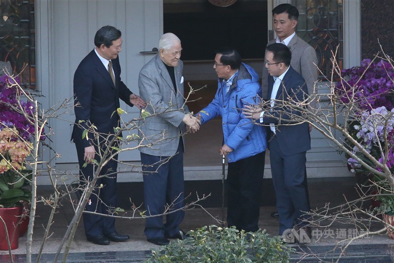2018年1月15日,陳水扁(藍衣)北上到翠山莊向李登輝(左2)祝壽,兩人破冰,陳水扁再度稱讚李登輝是「台灣民主之父」。(中央社檔案照片)
