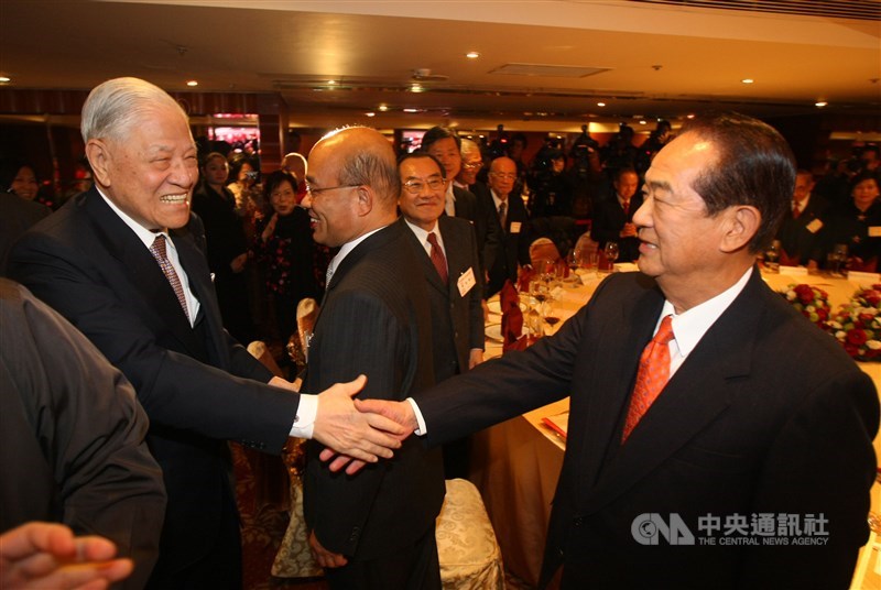 2011年1月3日,李登輝90歲生日宴席開30桌,定調為「前總統與舊部屬聯誼」,宋楚瑜出席參加,兩人終於融冰。(中央社檔案照片)