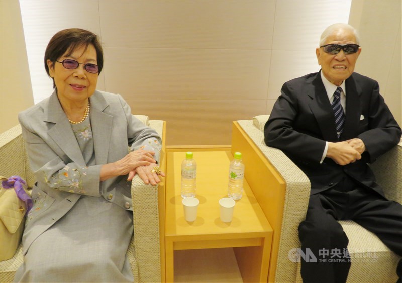前總統李登輝(右)及夫人曾文惠(左)鶼鰈情深,兩人結褵近70年,感情深厚。圖為兩人應邀到沖繩參加二次大戰台灣戰亡者慰靈碑揭碑儀式。(中央社檔案照片)