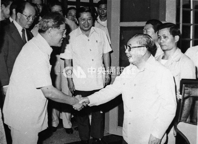 李登輝(前左)1984年被蔣經國(前右)挑選為副總統,跌破許多人眼鏡。圖為1982年6月29日總統蔣經國蒞臨中興新村訪晤台灣省政府主席李登輝。(中央社檔案照片)