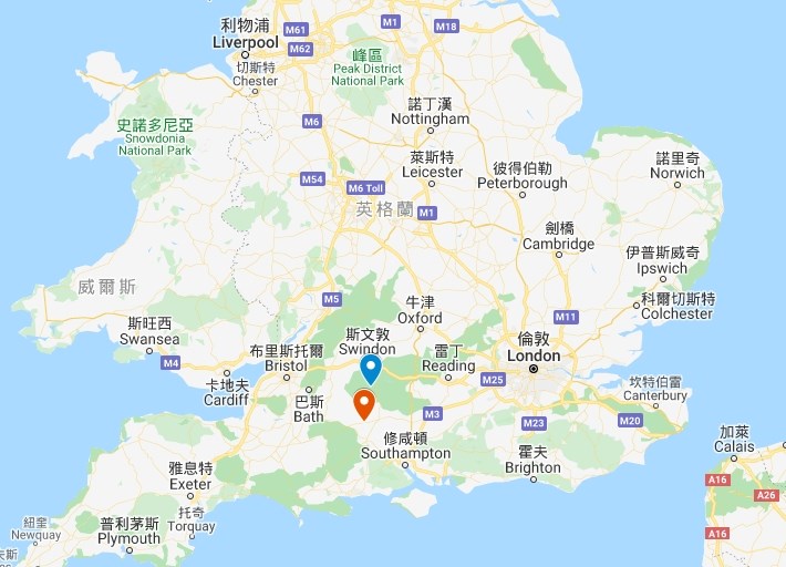 研究人員29日表示,巨石陣的52塊淺灰色砂岩巨石撒森岩中,有50塊與威爾特郡馬堡丘陵邊緣一處名為西伍茲(藍點)的地點有著共同來源;西伍茲離巨石陣(紅點)約25公里。(圖取自Google地圖網頁google.com.tw/maps)