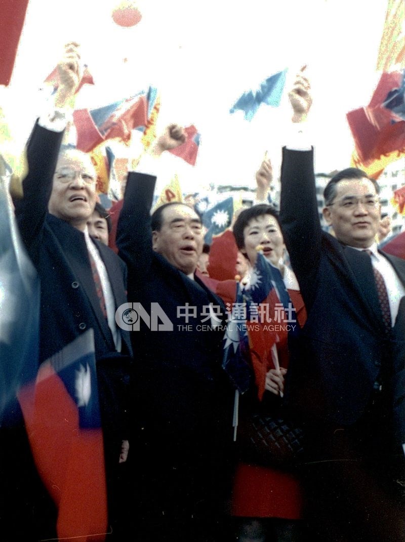 郝柏村(左2)1993年2月率內閣總辭。隨後,國民黨中常會通過連戰(右)出任行政院長的決議,「李連體制」形成。圖為1994年國民黨主席李登輝(左)領軍慶祝國民黨建黨100週年。(中央社檔案照片)