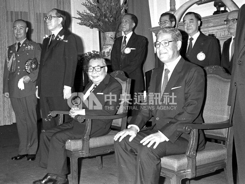 李登輝(前右)獲蔣經國(前左)提拔,仕途一路順遂。圖為1984年蔣經國、李登輝宣誓就任中華民國第7任總統、副總統後,在總統府大禮堂接受駐華使節及訪華外賓的覲賀。(中央社檔案照片)