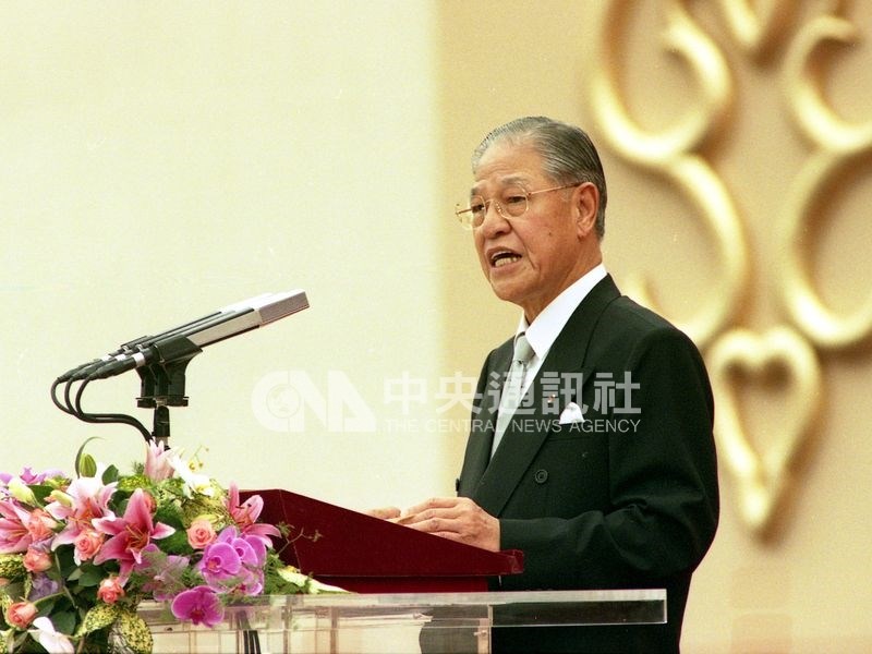 前總統李登輝從政數十年,從威權走到民主,做為台灣第一位民選總統,在台灣關鍵年代扮演舵手。圖為1996年李登輝發表就職演說。(中央社檔案照片)