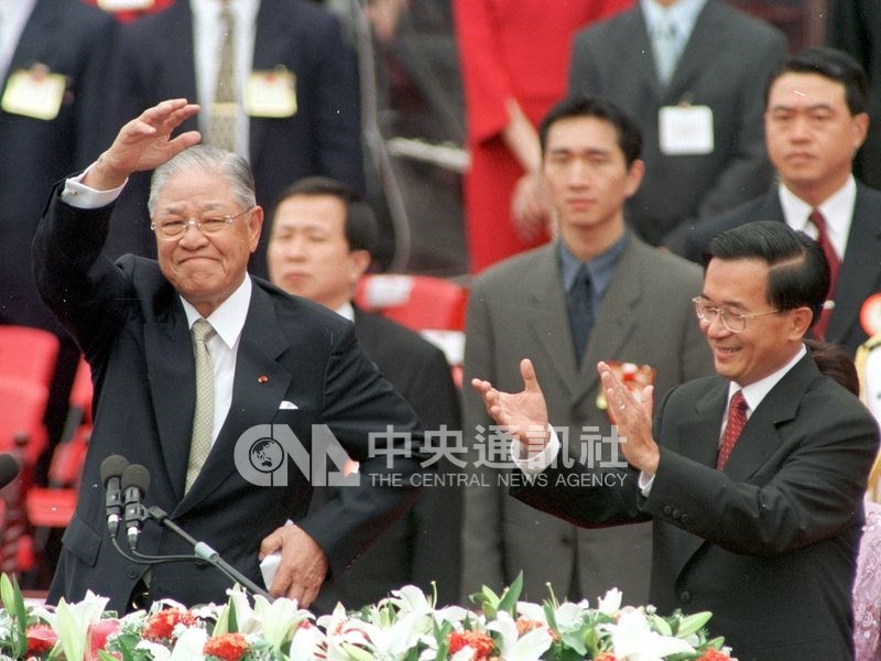 2000年民進黨提名的陳水扁(前右)贏得總統大選,李登輝(前左)在政權和平轉移中卸任。(中央社檔案照片)