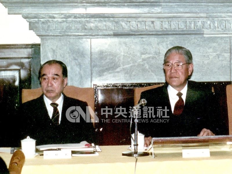 李登輝(右)、李元簇(左)獲第1屆國民大會選舉為中華民國第8屆總統、副總統。圖為1991年李登輝主持國家安全會議。(中央社檔案照片)