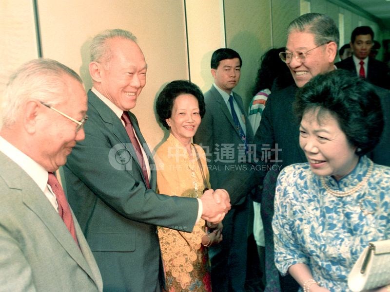 1989年3月,李登輝應時任新加坡總理李光耀之邀,訪問星國。這是李登輝首度以總統身份出訪,並創下台灣總統訪問非邦交國的先例。圖為李登輝夫婦(右)結束訪問新加坡,新加坡總理李光耀(左2)到機場送行。(中央社檔案照片)