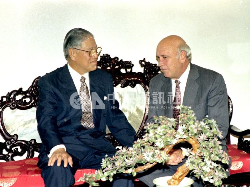 1994年5月,李登輝(右)訪問當時的邦交國哥斯大黎加、南非,參加兩國總統就職典禮。圖為李登輝1994年5月11日晚間前往南非總統府拜會南非新任總統曼德拉(左)。(中央社檔案照片)