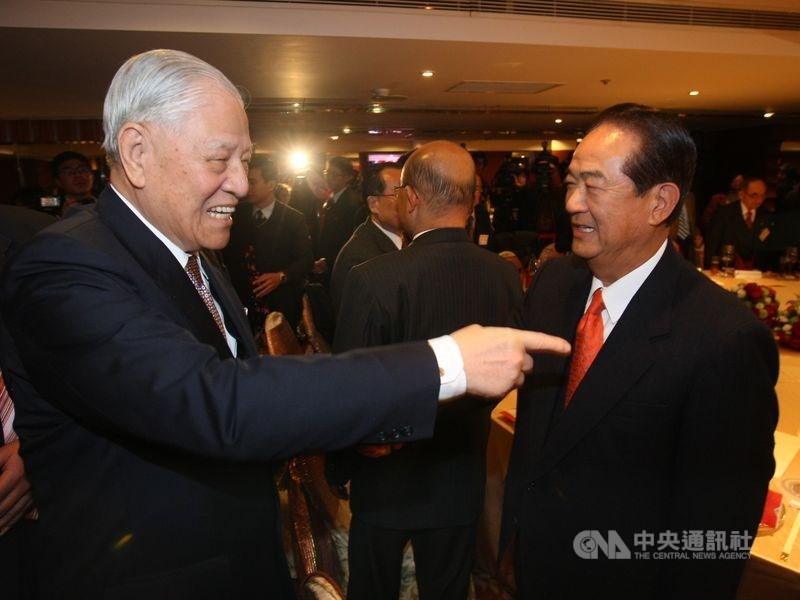 李登輝(前左)與宋楚瑜(前右)關係一度情同父子,宋楚瑜1994年當選首任、也是末任民選省長,之後修憲「精省」,讓宋楚瑜和李登輝漸行漸遠。圖為2011年宋楚瑜出席李登輝90歲壽宴。(中央社檔案照片)