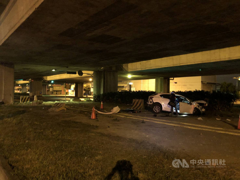 台中市江姓男子31日凌晨酒後開車載友人行經西屯區環中路時，未注意前方道路中止撞上紐澤西護欄，車輛車頭嚴重凹陷，造成一死一重傷。（民眾提供）中央社記者蘇木春傳真　109年7月31日