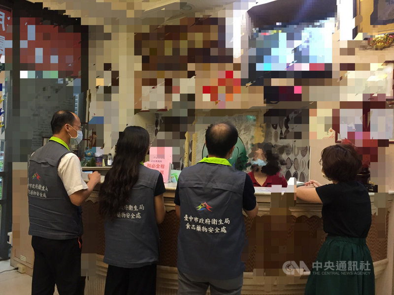 台中市議員張彥彤全家鉛中毒住院,檢驗出張家人服用的中藥粉含鉛量超標,衛生局30日下午前往中藥診所稽查。(台中市政府提供)中央社記者趙麗妍傳真 109年7月31日