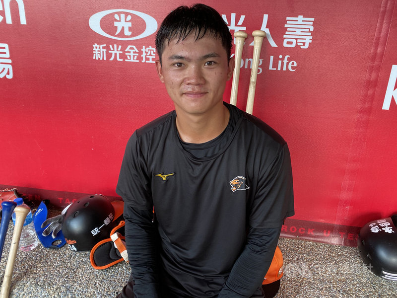 中職統一獅隊林靖凱31日升一軍,他受訪表示,之前打不好是給自己壓力太大,造成出棒猶豫,現在回到一軍會準備好自己,盡自己所能去打。中央社記者楊啟芳攝 109年7月31日