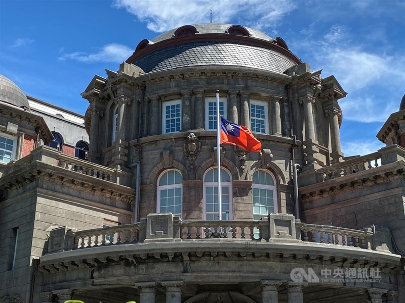 總統府31日上午召開治喪工作會議,決議中午12時起各機關降半旗3天悼念前總統李登輝。圖為監察院降半旗致哀。中央社記者謝佳璋攝 109年7月31日