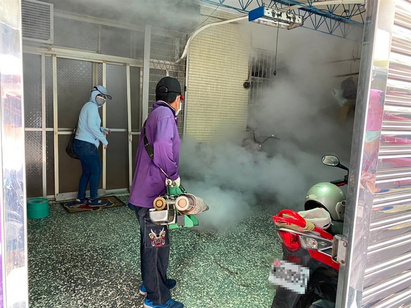 桃園市衛生局表示,桃園爆發今年首例本土登革熱疫情後,衛生局就針對確診個案住家附近、工作地、風險地及衛生所設置社區採檢站,針對疑似症狀者進行篩驗送驗,呼籲民眾加強防範病媒蚊孳生。(桃園市衛生局提供)中央社記者吳睿騏桃園傳真 109年7月31日