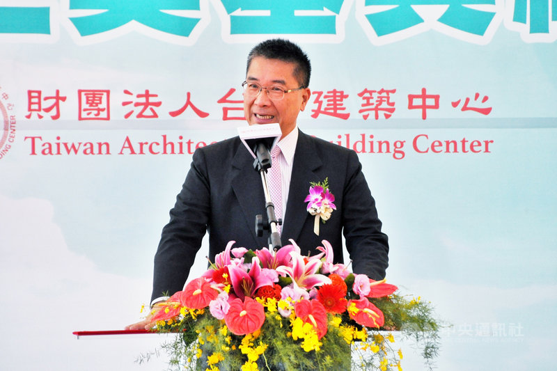 財團法人台灣建築中心斥資新建桃園材料實驗室,內政部長徐國勇31日出席動土典禮致詞,希望桃園材料實驗室落成啟用後能帶動台灣綠建築、智慧建築與防火建材的進步。中央社記者吳睿騏桃園攝 109年7月31日