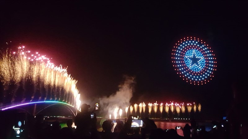 疫情趨緩國旅大爆發,澎湖因舉辦花火節受青睞,每天約1萬人次上島觀光,縣府規劃以「旅遊稅」方式推動總量管制。圖為7月6日澎湖國際海上花火節燈光秀。(中央社檔案照片)