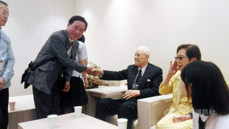 李登輝民間友人、在日本執醫的醫師王輝生(站者)撰寫李登輝訪日秘辛書籍預定8月在台灣出版。圖為2018年王輝生在沖繩那霸機場為李登輝一行接機。(王輝生提供)中央社記者楊明珠東京傳真 109年7月31日