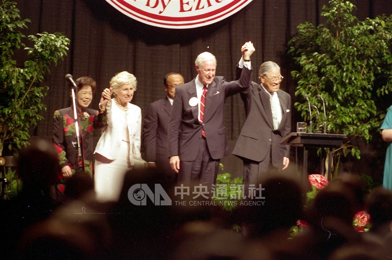 1995年6月10日李登輝(右1)在美國康乃爾大學演講,與康大校長羅茲夫婦在台上向在場人士致意。(中央社檔案照片)