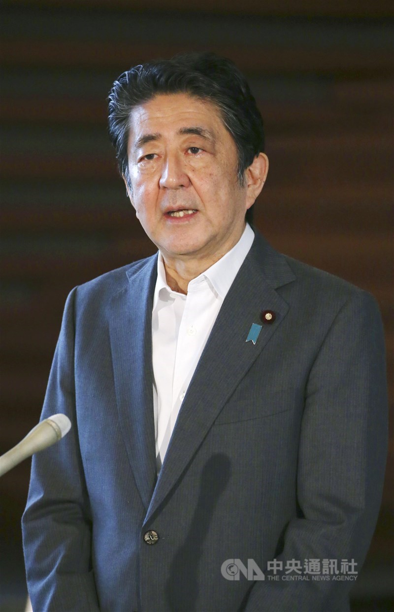 日本首相安倍晉三31日在首相官邸對媒體表示,對於前總統李登輝的辭世感到痛惜。(共同社)