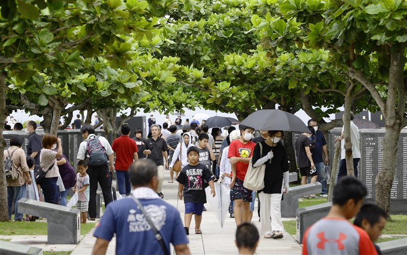 日本沖繩當地媒體31日報導,沖繩將自行宣布進入緊急狀態,並將縣內警示等級從第2階段流行警戒期提升至第3階段感染流行期。圖為沖繩部分民眾23日戴口罩前往當地公園。(共同社)