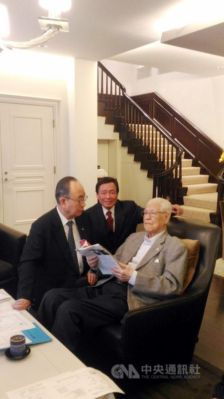 前總統李登輝卸任總統後,2001年盼以治病為由訪日,但日本政府不肯發簽證,迫使他開記者會痛批日本膽小如鼠。旅日醫師王輝生(中)回顧安排李登輝訪日秘辛感慨良多。中央社記者楊明珠東京傳真 109年7月31日