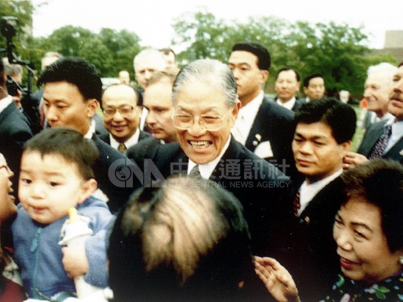 前總統李登輝30日辭世,全球主要媒體發出即時報導,側重描述他對台灣民主的貢獻以及他總統任內緊張的兩岸關係。圖為李登輝(中)1995年訪問母校美國康乃爾大學,受到僑胞歡迎。(中央社檔案照片)