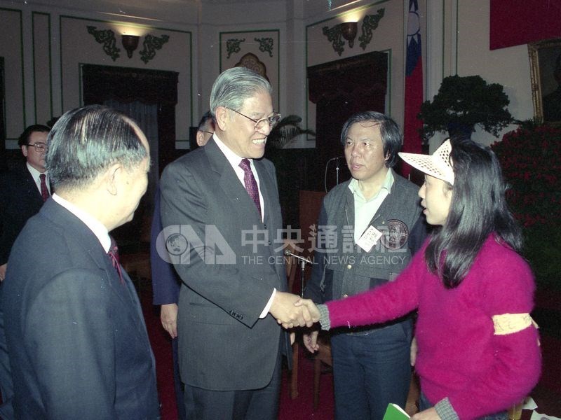 1990年李登輝回應野百合學運,召開國是會議,提議總統直選、終止動員勘亂時期,著手修憲。圖為李登輝(左2)在總統府接見50餘位在野百合學運代表,聽取他們對國是的意見。右一為當時的學生代表之一、民進黨立委范雲。(中央社檔案照片)