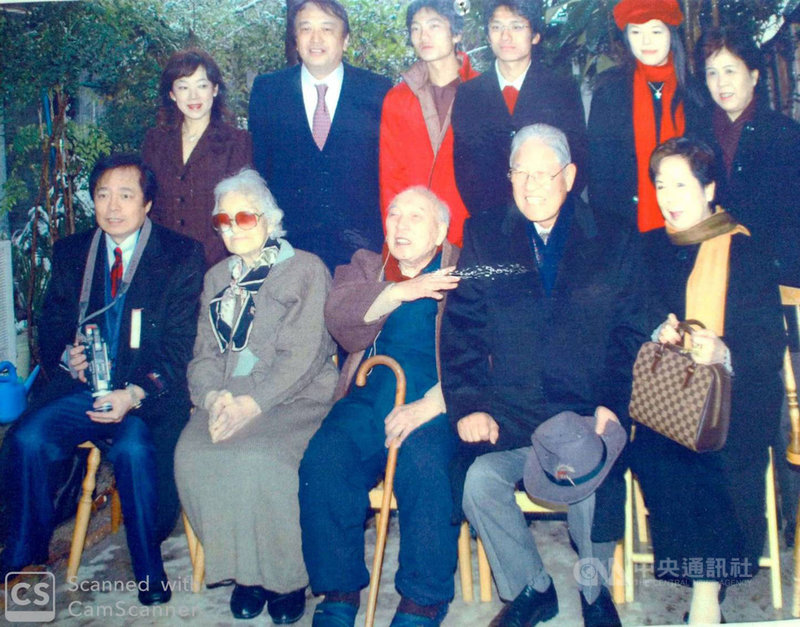 李登輝在卸任總統後第二度訪日是在2004年12月底,12月31日造訪京都大學97歲恩師柏祐賢家。李登輝民間友人王輝生居中安排師生會(前排左)。(王輝生提供)中央社記者楊明珠東京傳真 109年7月31日