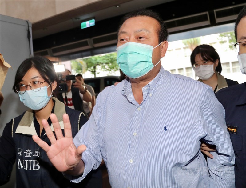 台北地檢署偵辦立委涉收賄案,立委蘇震清(右)1日清晨7時許抵達北檢,面對媒體詢問是否收賄,僅提醒記者「小心」,未做回應。中央社記者張皓安攝 109年8月1日