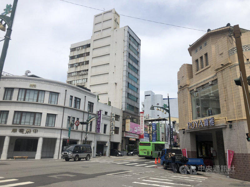 寶雅公司近日進駐位於台中市中區台灣大道、市府路口的華南銀行舊址,嘗試不用經典粉紅色招牌,保留原建物外觀,對街則是日前剛開幕的中央書局,街口充滿濃濃的復舊文創氣息。中央社記者趙麗妍攝 109年8月1日