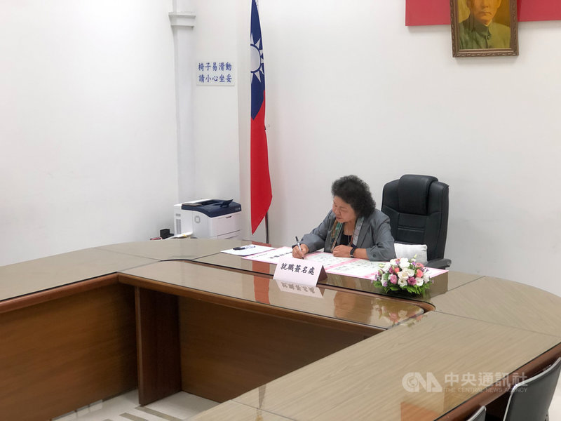新任監察院長陳菊1日上午到監察院簽名就職。 中央社記者王承中攝 109年8月1日