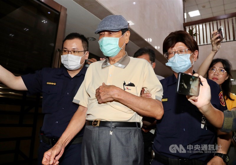 台北地檢署偵辦立委涉收賄案,約談6名前後任立委說明,前立委陳唐山(中)1日在北檢複訊後,以新台幣50萬元交保離去。中央社記者張皓安攝 109年8月1日