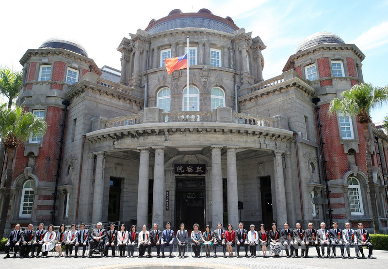 監察院1日舉行第6屆院長、秘書長就職暨國家人權委員會揭牌典禮,總統蔡英文、新任監察院長陳菊與全體監察委員在監察院門口合影。中央社記者郭日曉攝 109年8月1日
