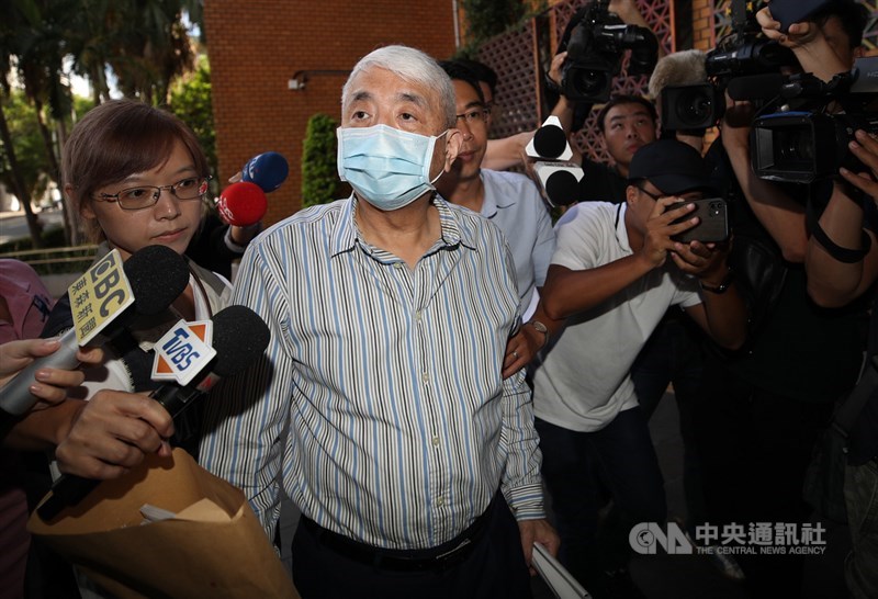 台北地檢署偵辦立委涉收賄案,前太流公司負責人李恆隆(中)1日上午到北檢複訊,面對媒體追問,他表示自己是被害人,不需行賄。中央社記者張新偉攝 109年8月1日