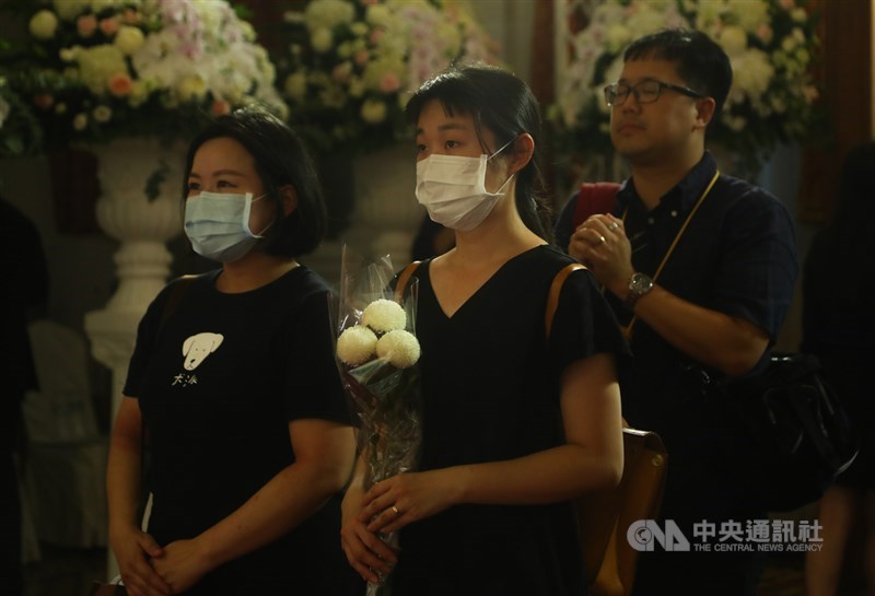 前總統李登輝辭世,為讓國人追思緬懷,總統府在台北賓館設置追思會場,民眾到場獻花致意。中央社記者王騰毅攝 109年8月1日