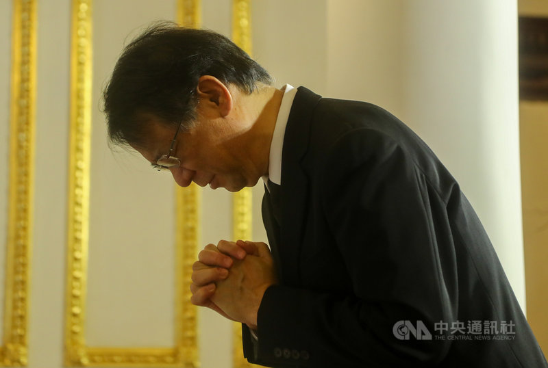 前總統李登輝辭世,日本台灣交流協會台北事務所代表泉裕泰1日前往台北賓館追思會場拱手鞠躬致意。中央社記者王騰毅攝 109年8月1日