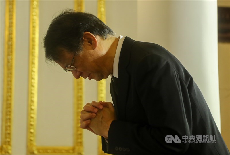 前總統李登輝辭世,日本台灣交流協會台北事務所代表泉裕泰1日前往台北賓館追思會場拱手鞠躬致意。中央社記者王騰毅攝 109年8月1日