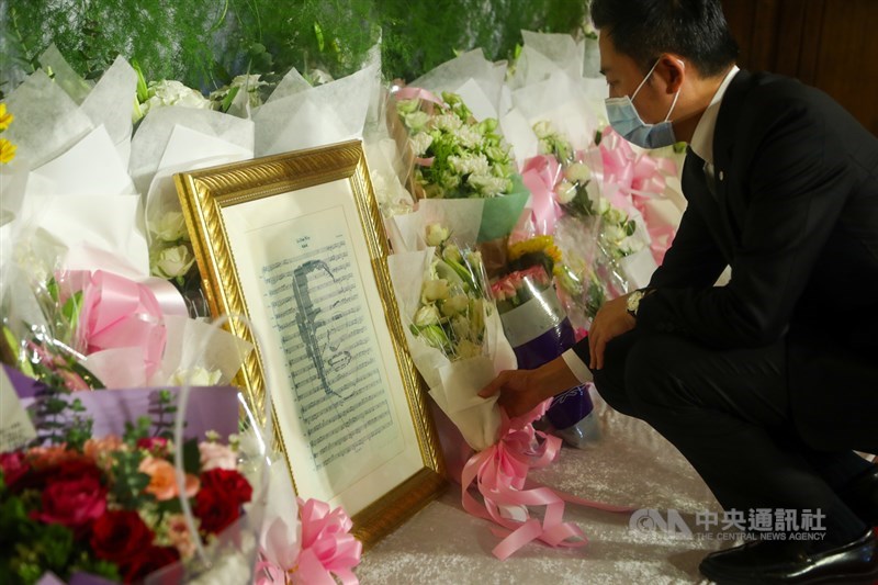 前總統李登輝辭世,新竹市長林智堅1日到台北賓館追思會場獻花,表達哀悼之意。中央社記者王騰毅攝 109年8月1日