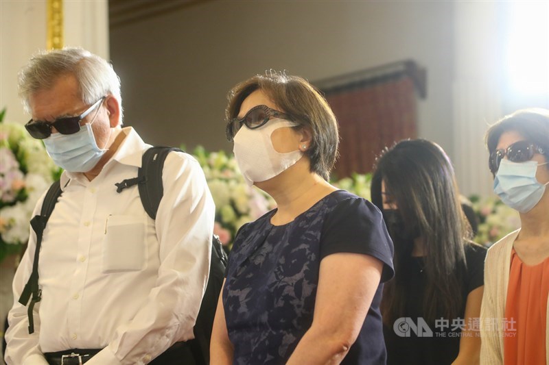 前總統李登輝辭世,為讓國人追思緬懷,總統府在台北賓館設置追思會場,李登輝女兒李安妮(左2)、女婿賴國洲(左1)等家屬到場,神情哀傷。中央社記者王騰毅攝 109年8月1日