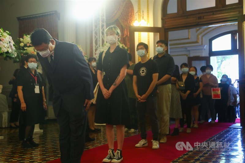 前總統李登輝辭世,為讓國人追思緬懷,總統府在台北賓館設置追思會場供民眾悼念,一早就有不少民眾到場致意。中央社記者王騰毅攝 109年8月1日