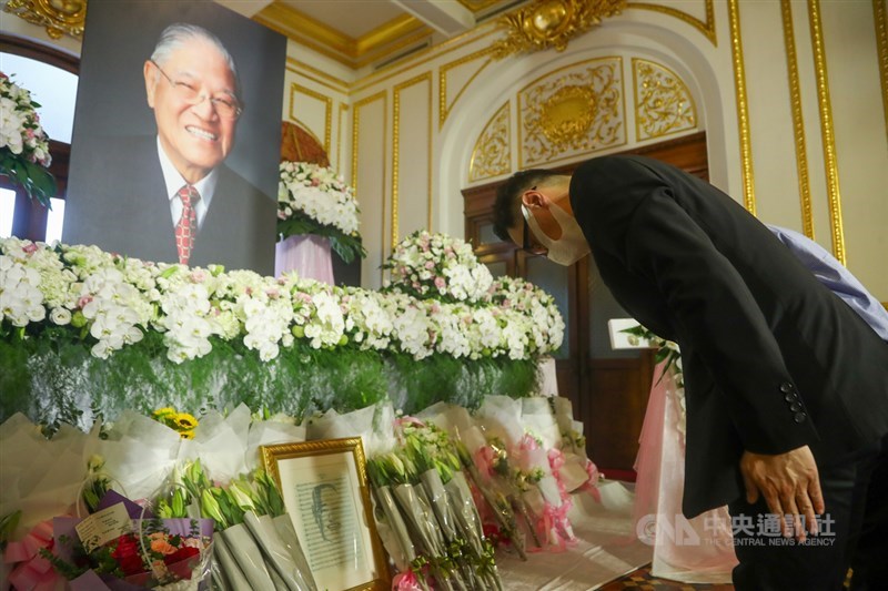 前總統李登輝辭世,總統府在台北賓館設置緬懷追思會場,不少民眾1日到場獻花、鞠躬致意。中央社記者王騰毅攝 109年8月1日