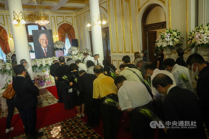 前總統李登輝辭世,為讓國人追思緬懷,總統府在台北賓館設置追思會場,民眾1日依序排隊入場獻花致意。中央社記者王騰毅攝 109年8月1日
