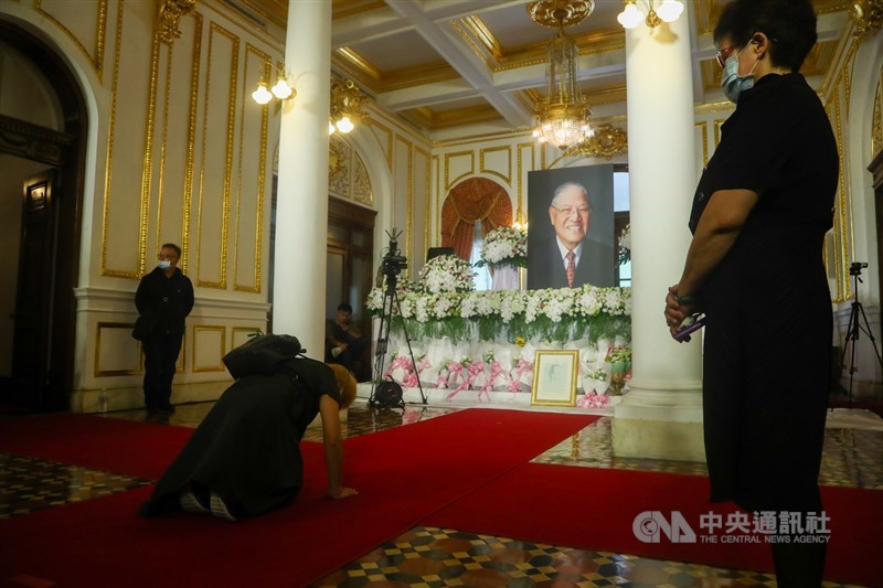 前總統李登輝辭世,為讓國人追思緬懷,總統府在台北賓館設置追思會場,民眾1日到場跪拜致意。中央社記者王騰毅攝 109年8月1日