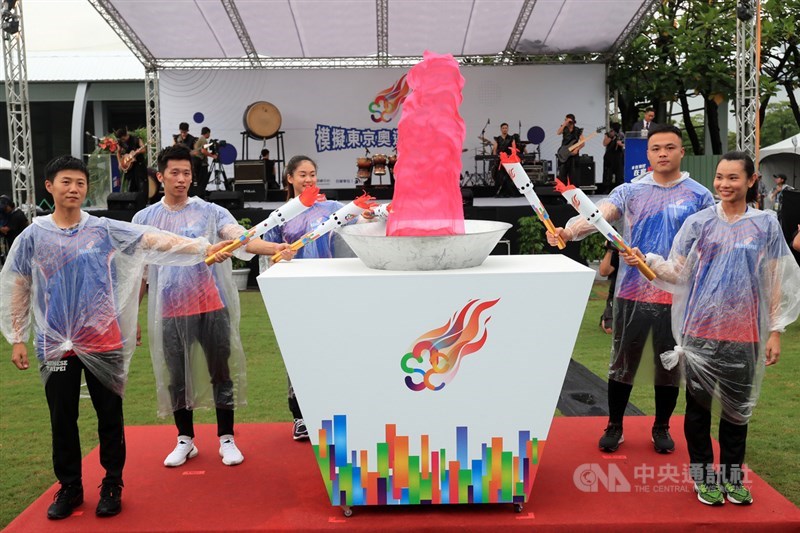 模擬東京奧運對抗賽1日在高雄舉行開幕式,羽球世界球后戴資穎(右起)、「黃金右臂」鄭兆村、空手道「小清新」文姿云、「鞍馬王子」李智凱、射箭女將雷千瑩擔任火炬手並點燃聖火台。中央社記者吳家昇攝 109年8月1日