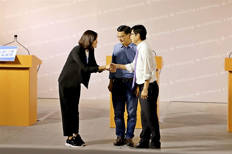 高雄市長補選15日將投票，公辦電視政見會1日下午登場，國民黨候選人李眉蓁（左起）、民眾黨候選人吳益政與民進黨候選人陳其邁出席，會前握手致意、先禮後兵。（高雄市選舉委員會提供）中央社　109年8月1日