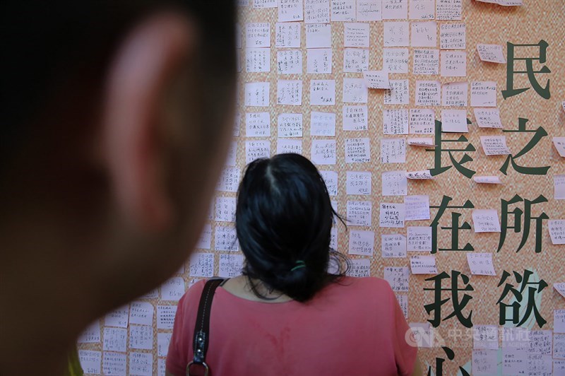 民眾1日前往位在台北賓館的前總統李登輝追思會場,追思牆上貼滿民眾寫的緬懷條紙,不捨溢於言表。中央社記者游凱翔攝 109年8月1日