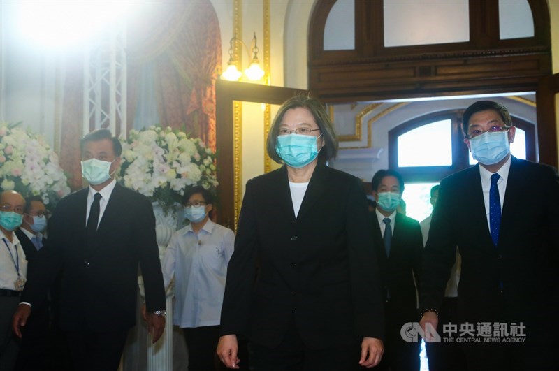 前總統李登輝辭世,總統蔡英文(前中)、副總統賴清德(後中)、總統府秘書長蘇嘉全(前左)1日上午前往位於台北賓館的追思會場致意。中央社記者王騰毅攝 109年8月1日