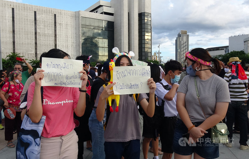 泰國學生7月30日傍晚在曼谷吞武里鄭信王大圓環前發起「跑吧哈姆太郎!」示威活動,要求解散國會。圖為抗議學生戴著老鼠耳朵的裝飾品高舉抗議標語。中央社記者呂欣憓曼谷攝 109年8月1日