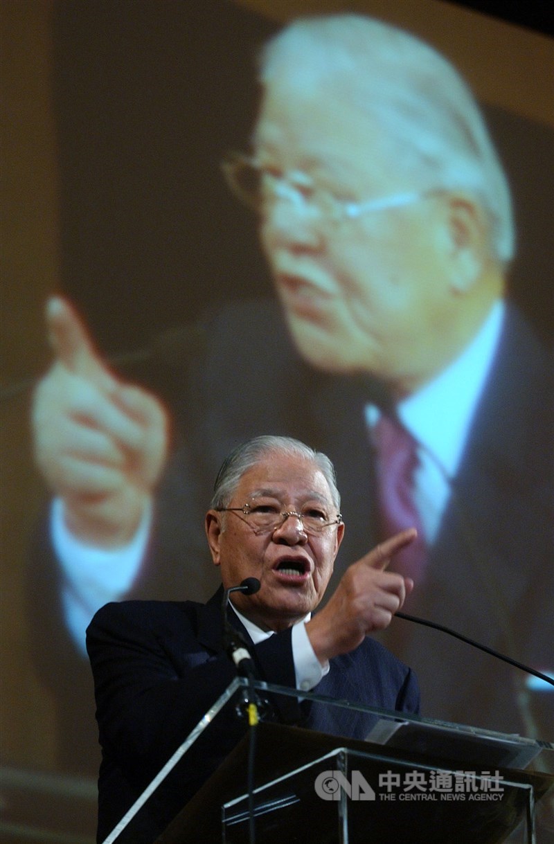 前總統李登輝辭世,日本主流媒體大幅報導,肯定李登輝是台灣的民主之父。有社論指出,日本政府應敘勳,並派重要人士到台灣參加李登輝喪禮。(中央社檔案照片)