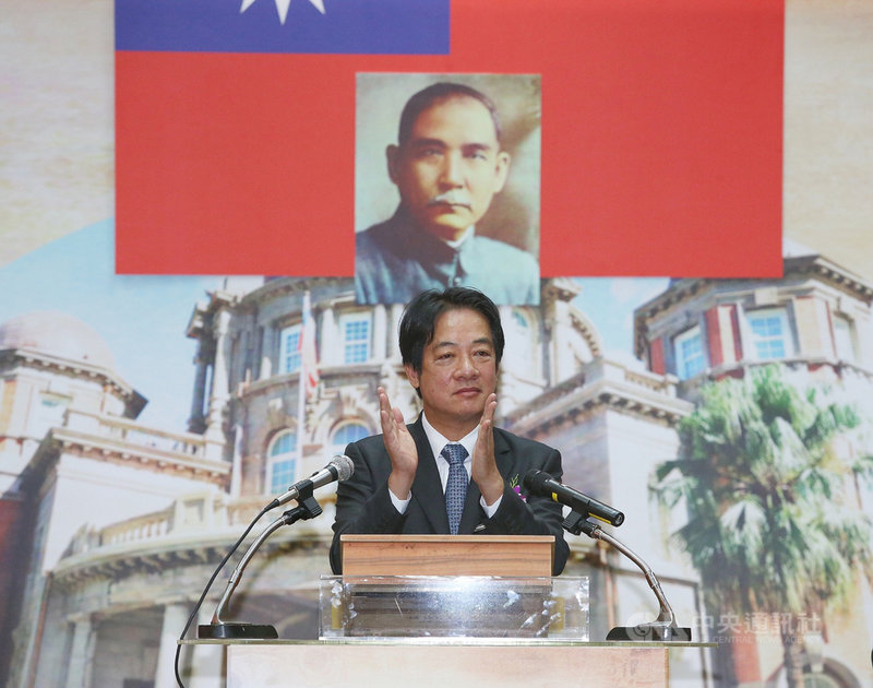 監察院1日上午舉行新任監察院長就職暨國家人權委員會揭牌典禮,副總統賴清德表示,監察院長陳菊以豐富的經驗、堅苦卓絕的生命故事,同時以落實公益、照顧人權為使命,相信她擔任監察院長及國家人權委員會主委必定不辜負人民所望。中央社記者郭日曉攝 109年8月1日
